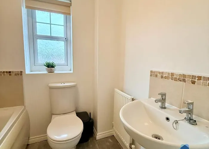 Thorntree House By Blue Skies *