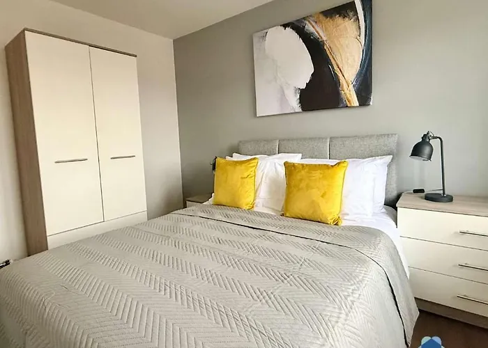 Thorntree House By Blue Skies *