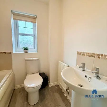 Thorntree House By Blue Skies *