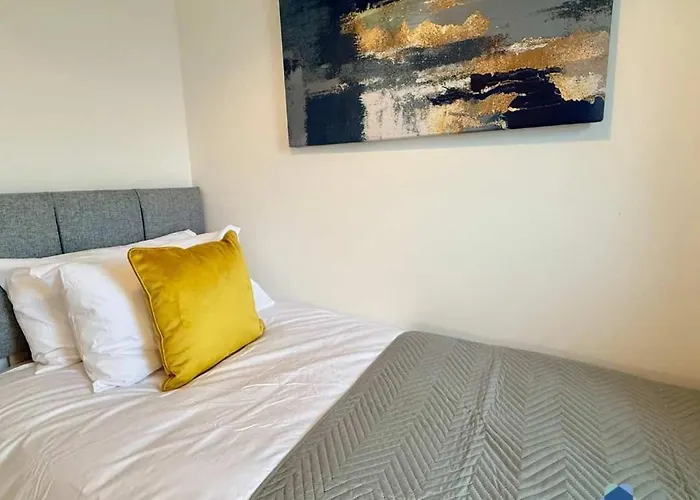 Thorntree House By Blue Skies *